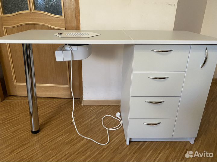 Маникюрный стол с вытяжкой