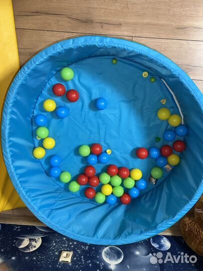 Сухой бассейн с шариками