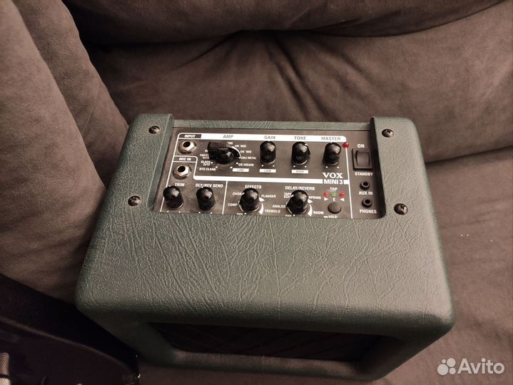 Электрогитара с комбоусилителем