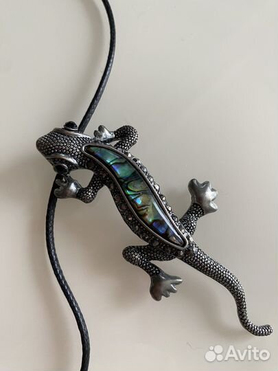 Кулон с перламутром ящерица