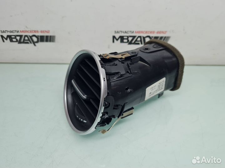 Дефлектор воздуховода правый Mercedes W204