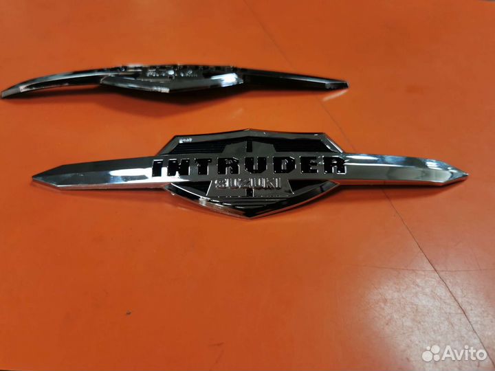 Наклейка на бак Suzuki Intruder
