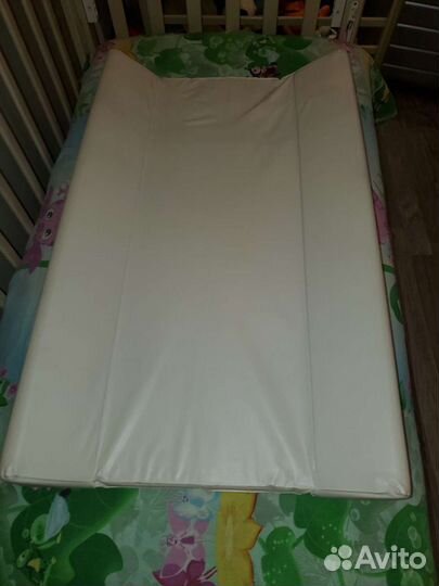 Детская кроватка и комод