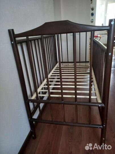 Детская кроватка с продольным маятником