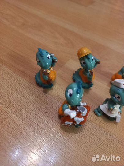 Коллекция из киндер сюрприза динозаврики