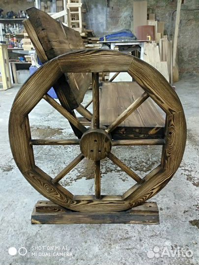 Скамейка старинная (с колесами от телеги)