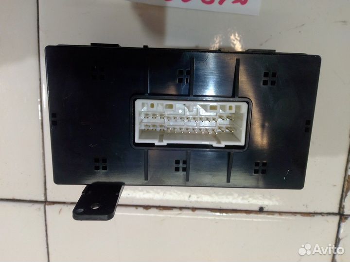 Кнопка стеклоподъемника задняя левая (Kia Quoris)