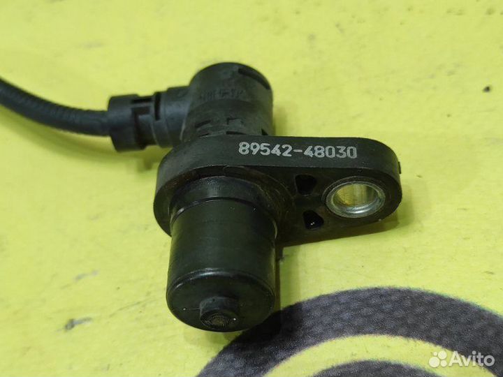 Датчик ABS передний правый Toyota Harrier GSU30W