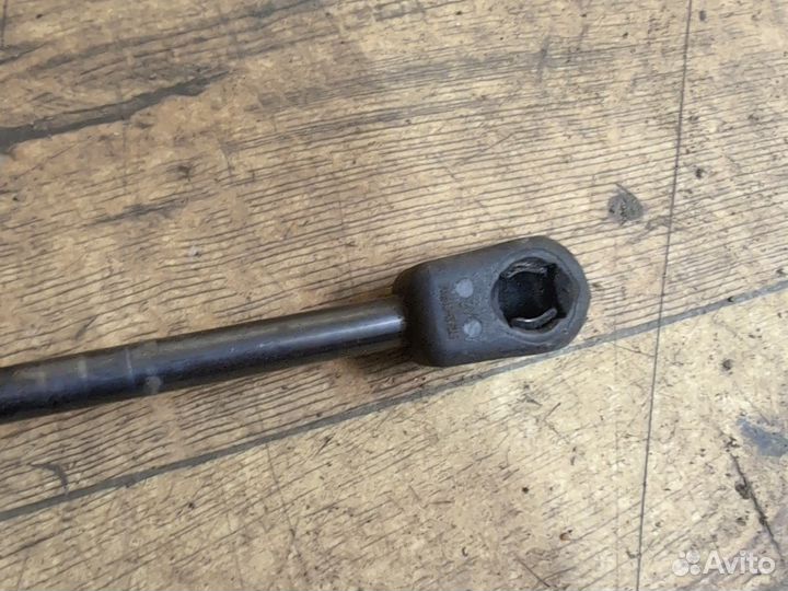 Амортизатор двери багажника Renault Logan 1