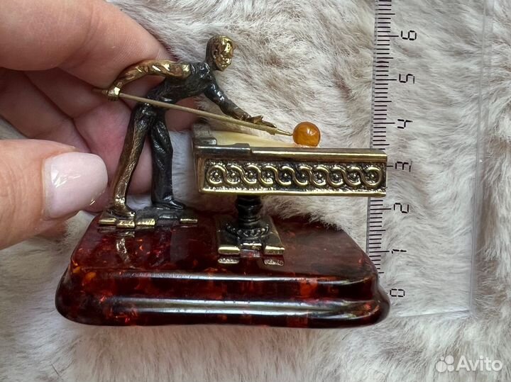 Статуэтка бильярдиста подарок янтарь