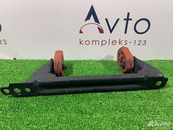 Кронштейн глушителя Volkswagen Touran 1T cavc 2011