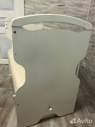 Детская кроватка с маятником белая