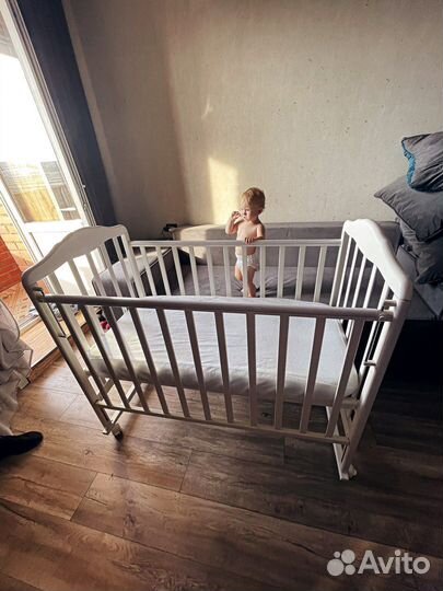 Детская кровать на колесах