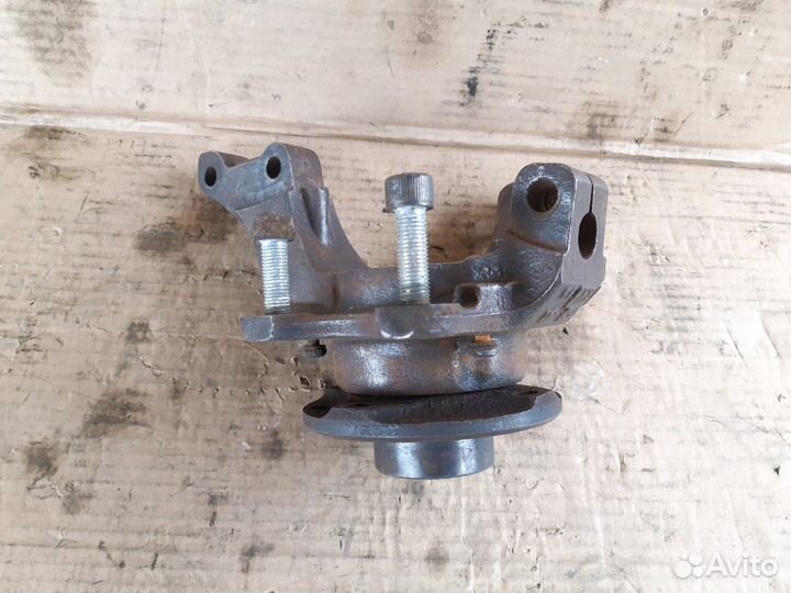 Кулак поворотный передний правый Опель Вектра Б