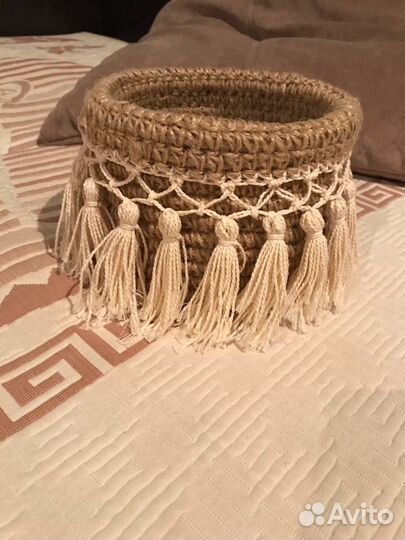 Корзинка из джута с кистями