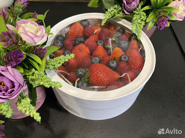 Коробочка с ягодами