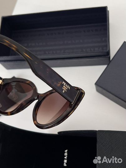 Солнцезащитные очки Prada