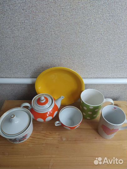 Посуда чашки, бокалы, чайник, сахарница, тарелка