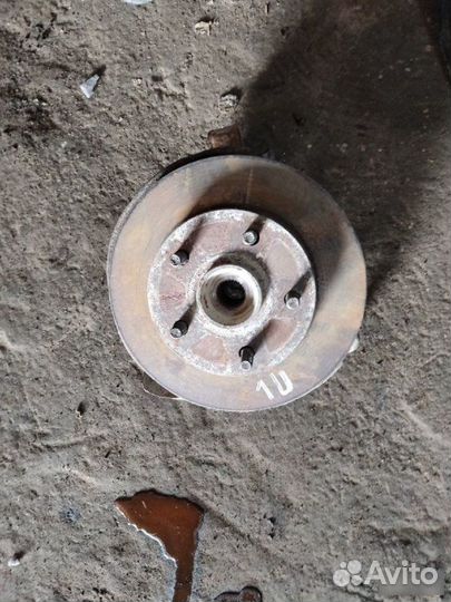 Кулак поворотный левый Toyota Estima Lucida