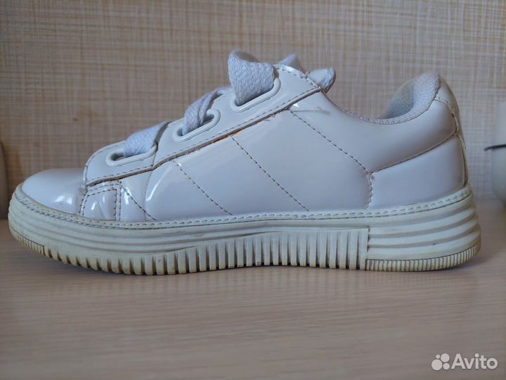 Кроссовки белые