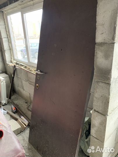Дверь металлическая. С замком, ключем