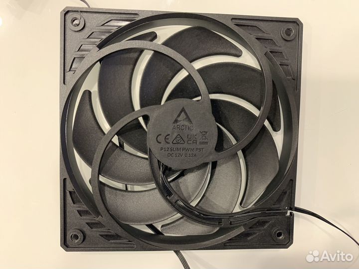 Корпусные вентиляторы Arctic P12 Slim PWM PST