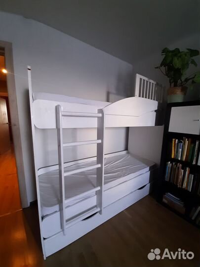Кровать двухьярусная