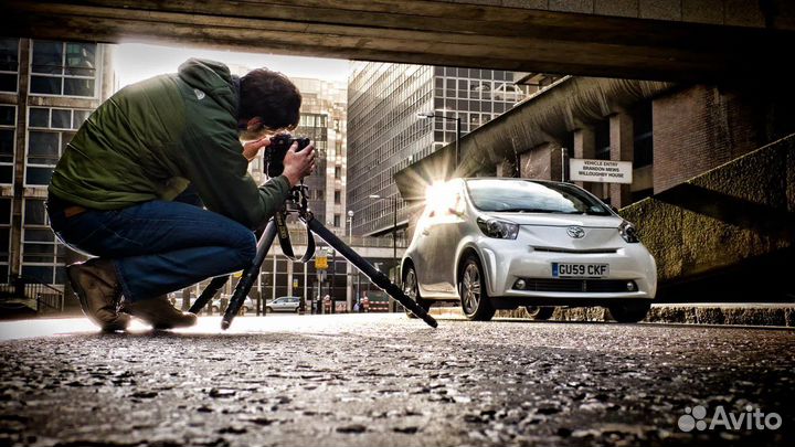 Фотограф автомобилей в автосалон