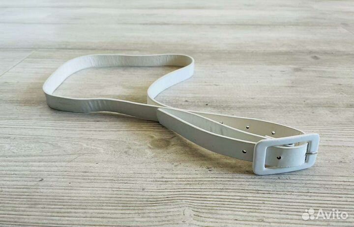 Тонкий белый ремешок