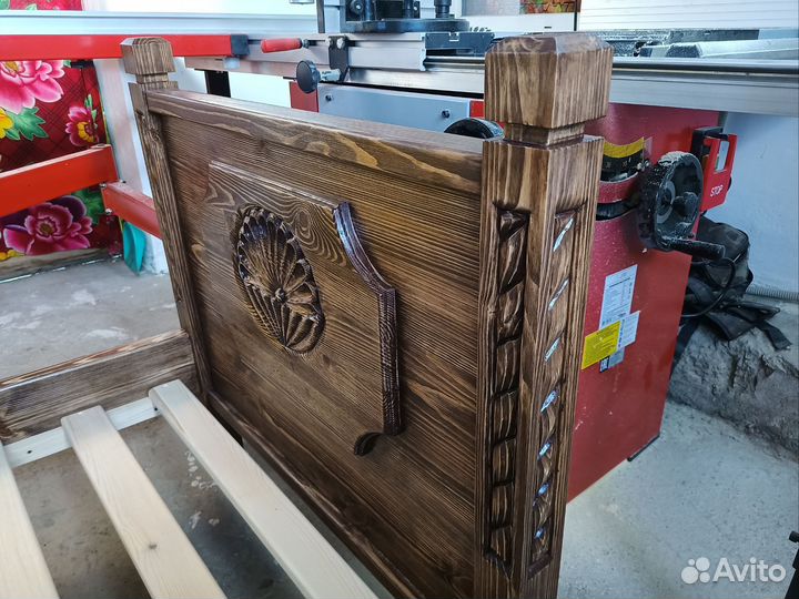 Кровать резная под заказ.Массив