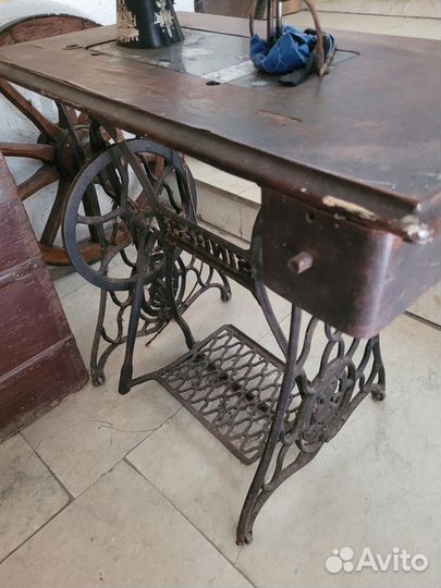 Швейная машина 