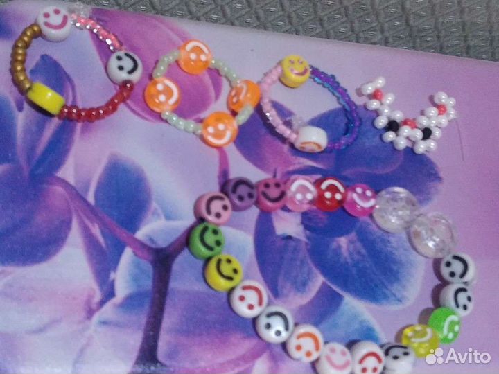 Набор из бисера и смайликов. Браслет на резинке