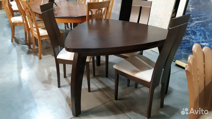 Стол деревянный треугольный. Малайзия