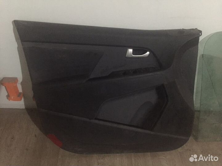 Обшивка левой передней двери Kia Sportage 3