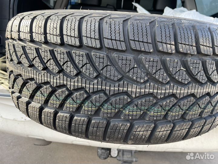 Bridgestone Blizzak LM-32 225/50 R17