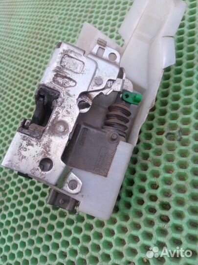 Замок двери передний левый Renault Logan