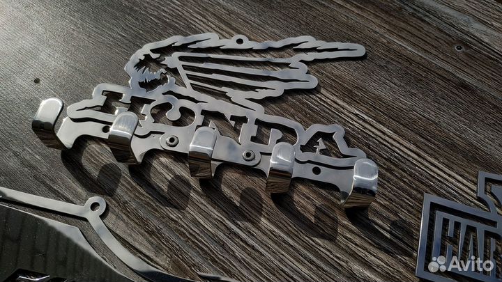 Ключница настенная металлическая