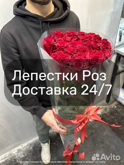 Лепестки роз красные