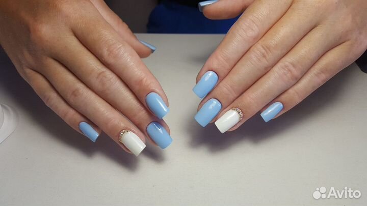 Опытный мастер по наращиванию ногтей