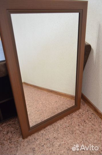 Зеркало в коричневой деревянной оправе