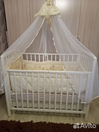 Детская кроватка с универсальным маятником