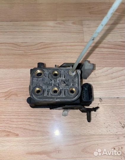 Блок клапанов пневмоподвески Mercedes W221