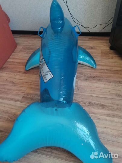 Надувной дельфин
