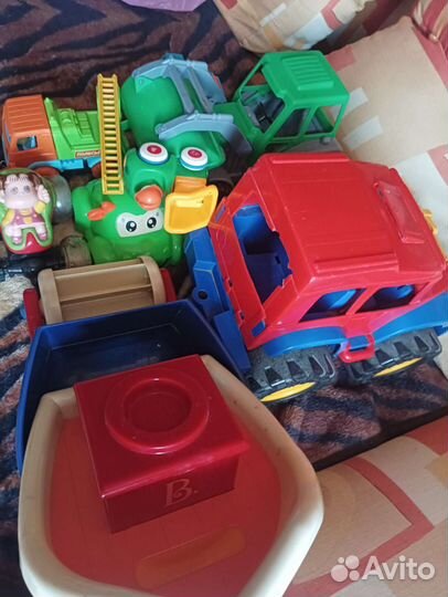 Трактор, машинка, не маленькие