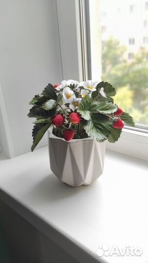 Клубника и одуванчики ручной работы