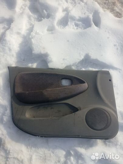 Обшивка двери передняя левая Kia Rio 1