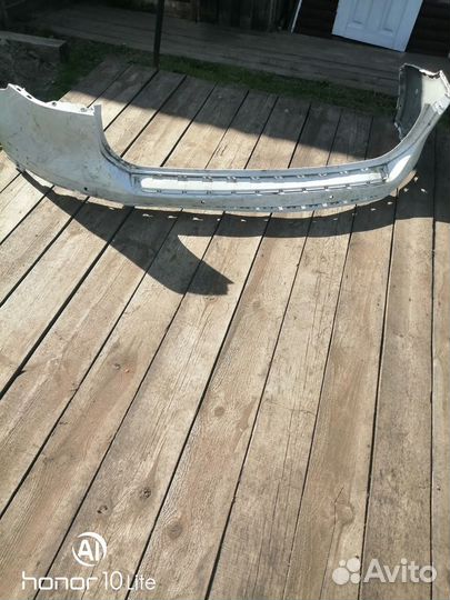 Продаю задний бампер белого цвета от Туарега 2011г