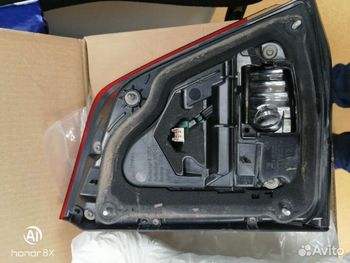 Задний фонарь в крышку багажника правый LC 200