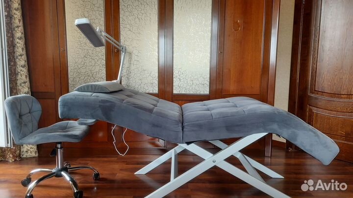 Кушетка, стул, лампа