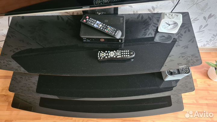 Стеклянная тумба под тв